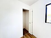 いつでもお部屋をスッキリお使い頂ける収納スペースを設置。