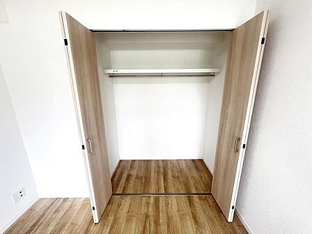 いつでもお部屋をスッキリお使い頂ける収納スペースを設置。
