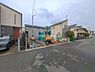 外観：前面道路を含めた現地写真です。