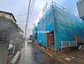 外観：前面道路を含めた現地写真です。