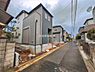 外観：前面道路を含めた現地写真です。