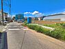 外観：前面道路を含めた現地写真です。