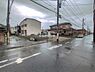 外観：前面道路を含めた現地写真です。