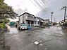外観：前面道路を含めた現地写真です。