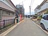 外観：前面道路を含めた現地写真です。