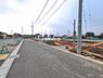 外観：前面道路を含めた現地写真です。