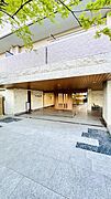雨の日でも安心・快適なエントランスです。