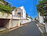 外観：前面道路を含めた現地写真です。