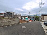 前面道路を含めた現地写真です。