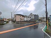 前面道路を含めた現地写真です。