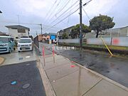 前面道路を含めた現地写真です。