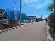 前面道路を含めた現地写真です。