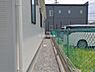 外観：前面道路を含めた現地写真です。