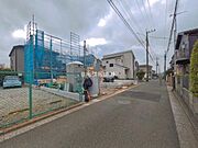 前面道路を含めた現地写真です。
