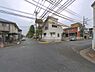 外観：前面道路を含めた現地写真です。