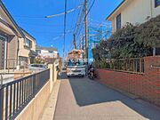 前面道路を含めた現地写真です。