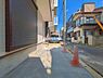 外観：前面道路を含めた現地写真です。