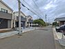 外観：前面道路を含めた現地写真です。
