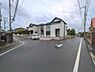 外観：前面道路を含めた現地写真です。