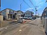 外観：前面道路を含めた現地写真です。
