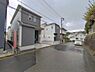 外観：前面道路を含めた現地写真です。