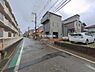 外観：前面道路を含めた現地写真です。