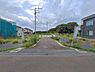 外観：前面道路を含めた現地写真です。