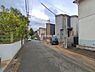 外観：前面道路を含めた現地写真です。