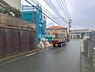 外観：前面道路を含めた現地写真です。