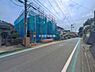 外観：前面道路を含めた現地写真です。
