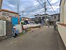 外観：前面道路を含めた現地写真です。