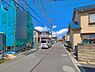 外観：前面道路を含めた現地写真です。