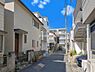 外観：前面道路を含めた現地写真です。