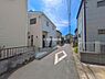 外観：前面道路を含めた現地写真です。