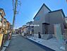 外観：前面道路を含めた現地写真です。