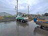 外観：前面道路を含めた現地写真です。
