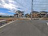 外観：前面道路を含めた現地写真です。