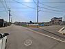 外観：前面道路を含めた現地写真です。