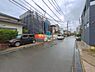 外観：前面道路を含めた現地写真です。