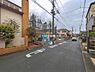 外観：前面道路を含めた現地写真です。