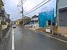 外観：前面道路を含めた現地写真です。
