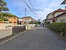 外観：前面道路を含めた現地写真です。