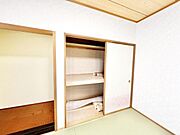 いつでもお部屋をスッキリお使い頂ける収納スペースを設置。