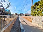 前面道路を含めた現地写真です。