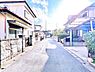 外観：前面道路を含めた現地写真です。