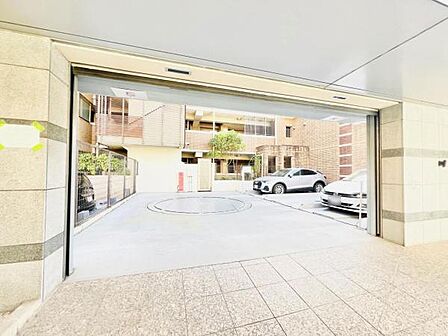 駐車場ももちろん完備しておりますのでお車所有の方にも心強いです。