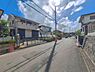 外観：前面道路を含めた現地写真です。