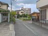 外観：前面道路を含めた現地写真です。