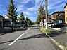 外観：前面道路を含めた現地写真です。