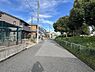 外観：前面道路を含めた現地写真です。
